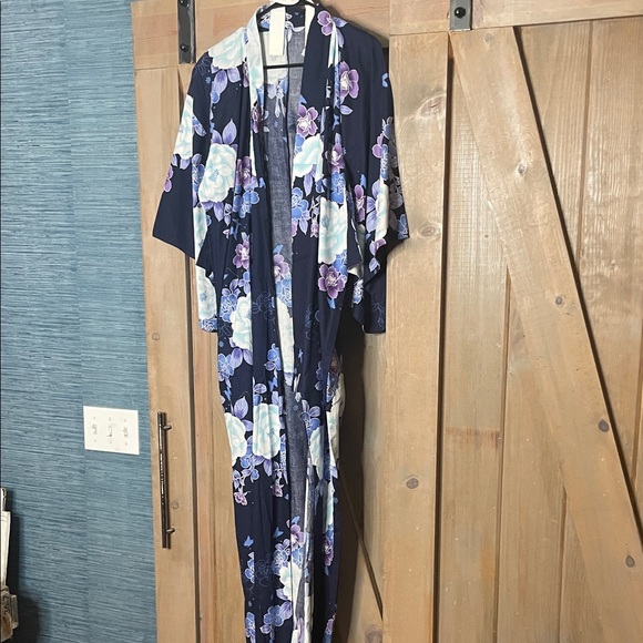 Traditional style Floral Kimono Robe - Picture 1 of 3
